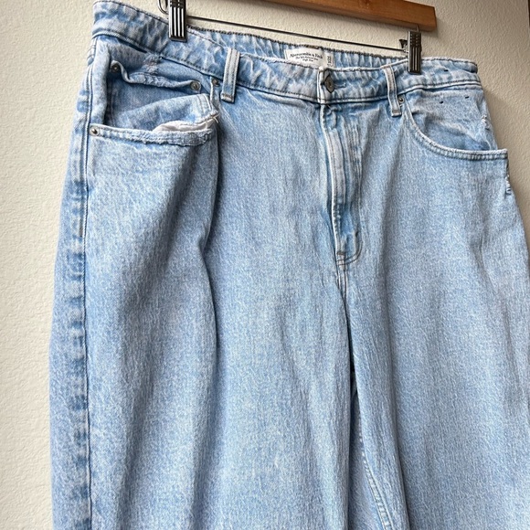 Abercrombie and Fitch 90's Relaxed High Rise Curve Love Light Wash Blue Sz 33L - Picture 3 of 12